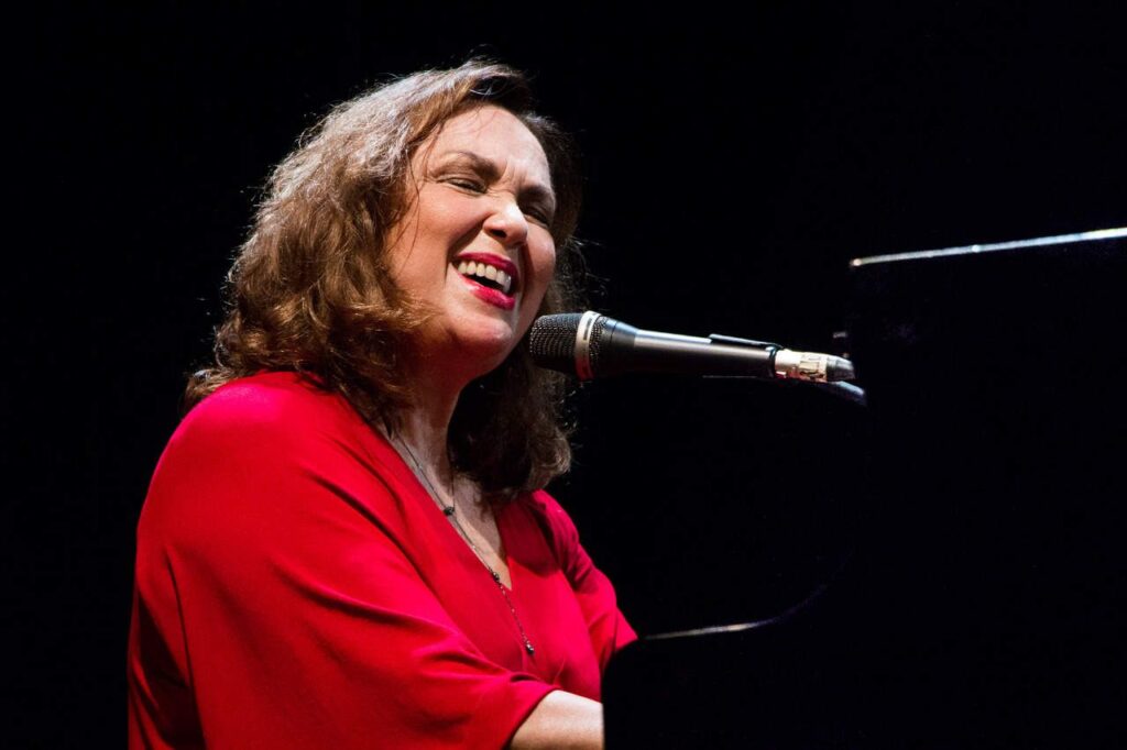 Coluna 6tou com Max Kindler entrevista Jane Duboc, a voz icônica da nossa MPB